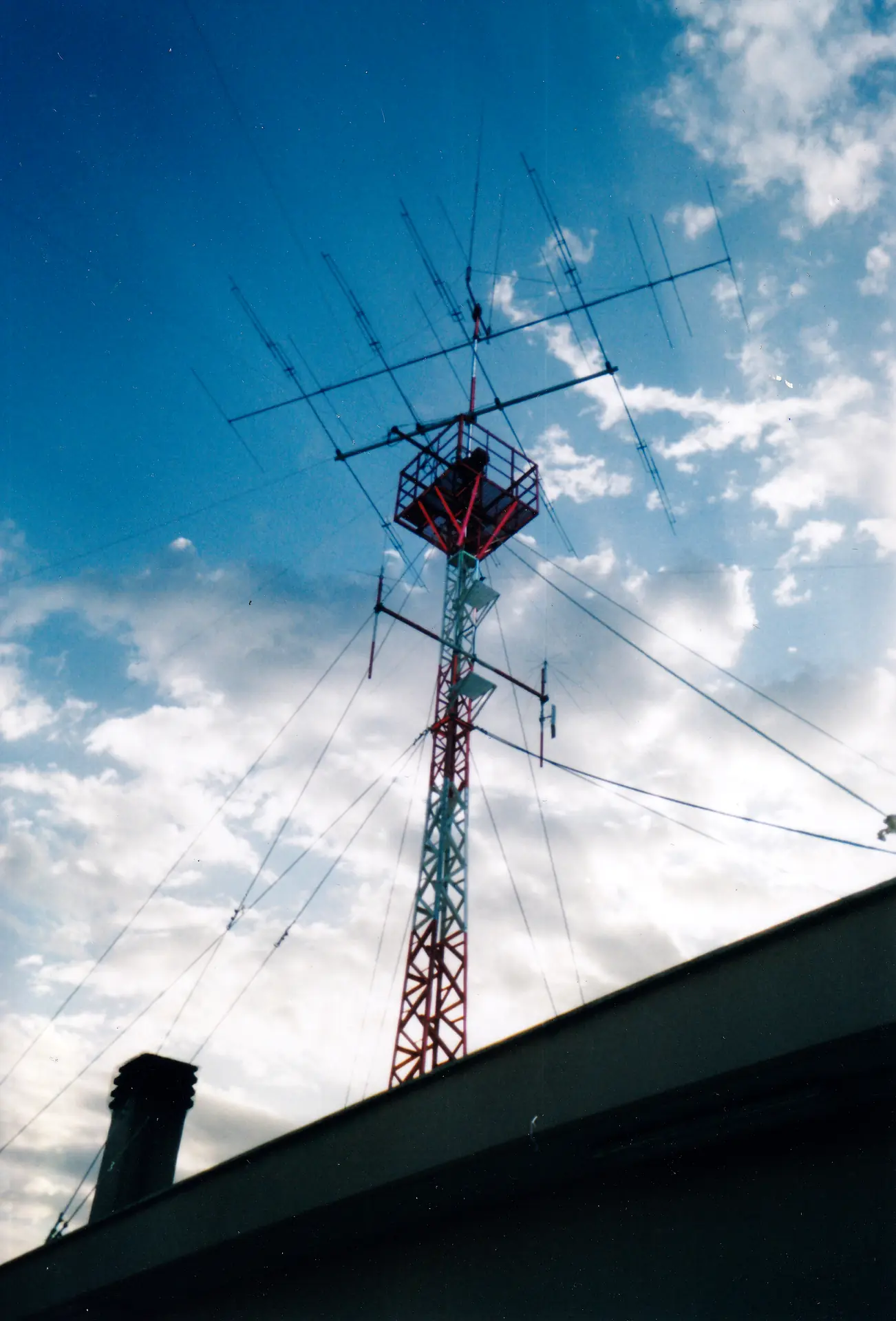 Traliccio a pianta quadrata con antenne contro il cielo